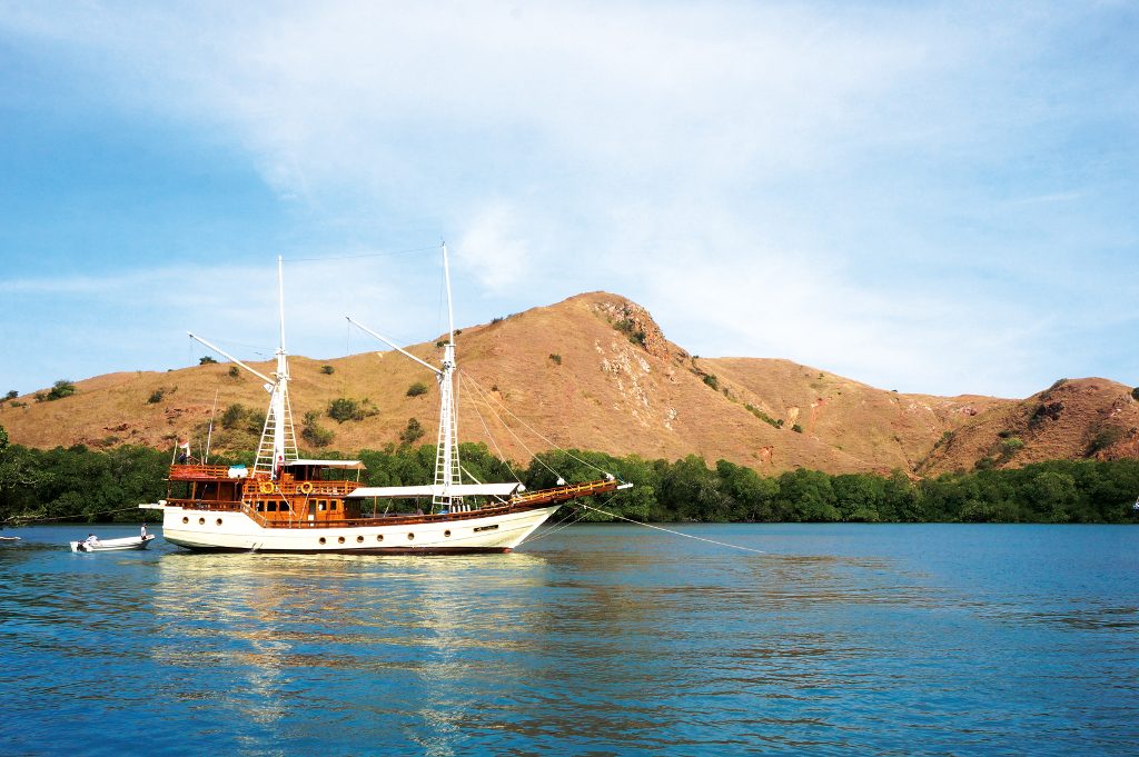 Plataran Phinisi Felicia approaching Rinca Island