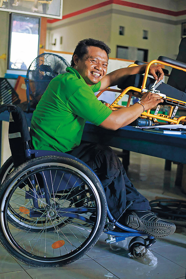 Bali-Heroes---Puspadi---assembling-wheelchairs