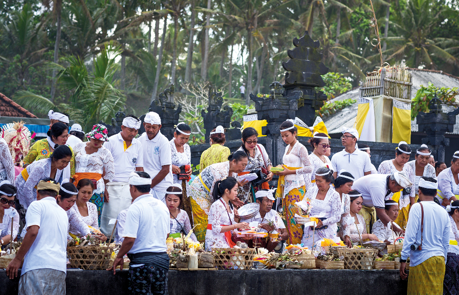 One of the many ceremonies that the puri assists with, this was held at Kelating Beach, Kerambitan