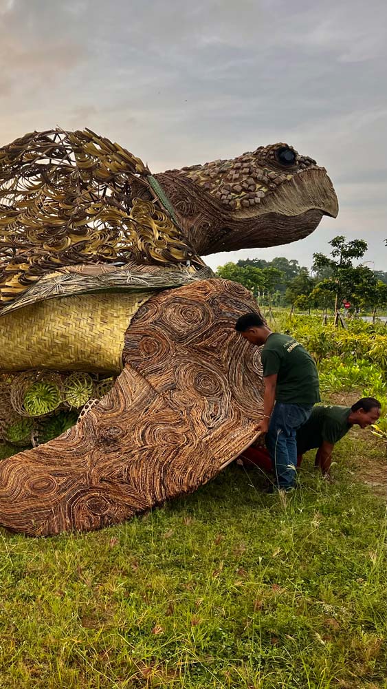 Chloe-Quinn-with-a-leaf-weaved-snail---photo-courtesy-of-Make-a-Scene-Bali