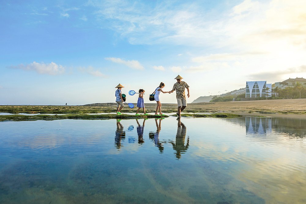 Ritz-Carlton Bali: Kids with Fisherman