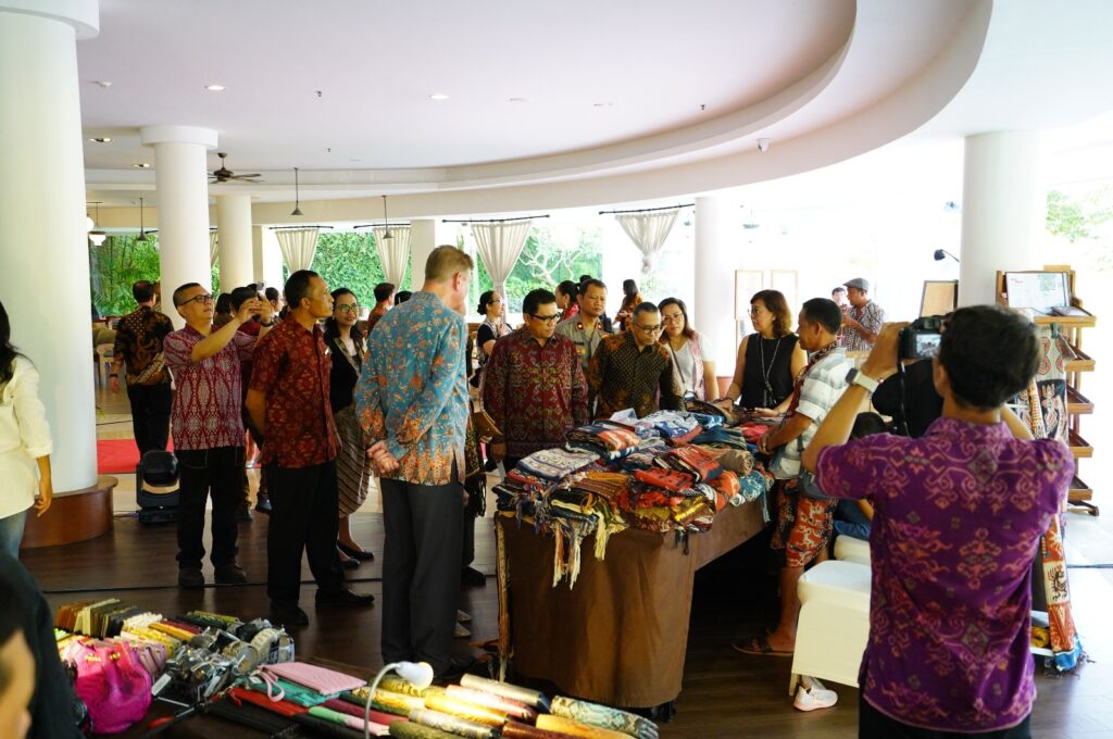 On 11 October 2024, Merusaka Nusa Dua proudly presents the 2nd edition of Wastra Wonderland from 12 PM-9PM, coinciding with Batik Day on 2 October. This event aims to explore Indonesia’s heritage through fashion, food, and cultural experiences, celebrating and supporting our local designers and small enterprises. 