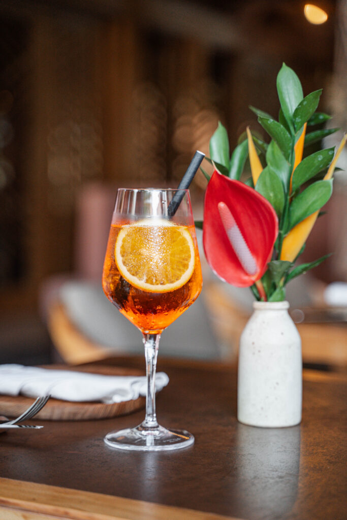 The Ina Ré Sunday brunch experience includes a free flow package as well as refreshment stations, offering drink options like Aperol Spritz and Bloody Mary’s. As such, Ina Ré has quickly become Canggu’s favourite destination for dining on Sunday afternoons.