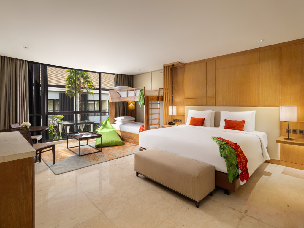 Aryaduta Bali Hotel announces the addition of the new Deluxe Family Room, designed to provide comfort and fun for family vacations in Bali. This spacious 50m2 room, ideal for 2 adults and 2 children, promises to create memorable experiences for both parents and kids alike.