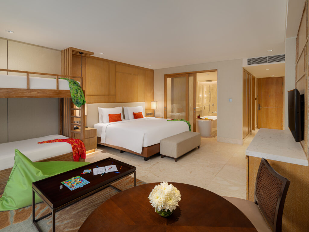 Aryaduta Bali Hotel announces the addition of the new Deluxe Family Room, designed to provide comfort and fun for family vacations in Bali. This spacious 50m2 room, ideal for 2 adults and 2 children, promises to create memorable experiences for both parents and kids alike.