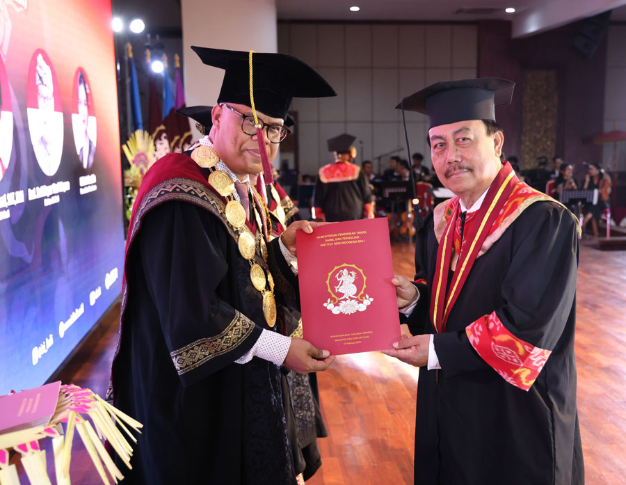 Alongside the Rector of ISI Bali, Prof. Dr. I Wayan Adnyana, S.Sn., M.Sn., 
at the graduation ceremony on February 27, 2025
