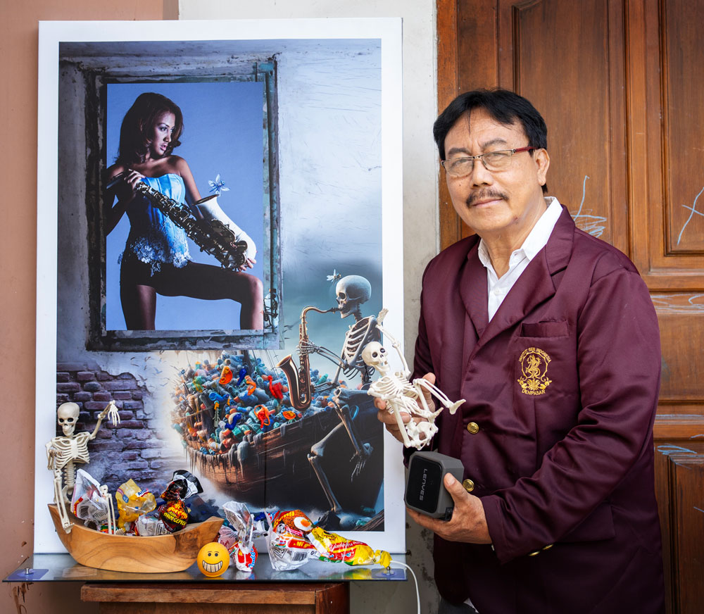 IB Putra Adnyana (Gustra) with his piece 'Shinta'